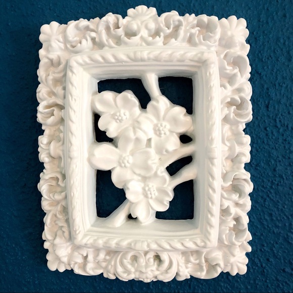 Pair Vintage Chalkware White Floral Wall Hanging - Picture 3 of 8